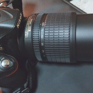 【美品】Nikon デジタルカメラ D5200 ズームレンズ18-105mm f/3.5-5.6 バリアングル液晶 予備バッテリー2個 16GBSDカード付（全国ゆうパックで送付）