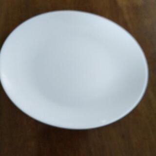 ヤマザキパンの景品の楕円白皿（25cm×21cm）の画像