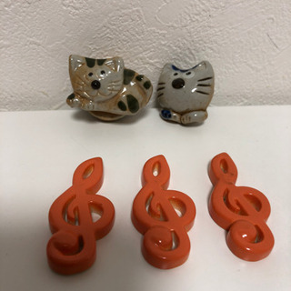 決まりました　猫の陶器マグネット2個とト音記号マグネット3個セット