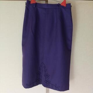 鮮やかな紫のスカート