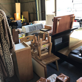 家具大量にあります。家具屋在庫品の未使用品など、綺麗なものが多い 