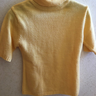 黄色のハイネックセーター　半袖