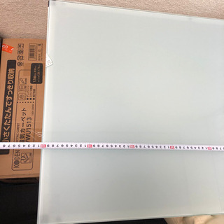 白ガラス天板のパソコンデスク
