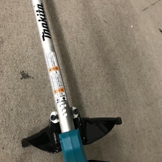 綺麗な状態です！makita 充電式草芝刈り機 MUR185UDRJ 充電器 説明書付き 綺麗な状態です！makita 充電式草芝刈り機 MUR185UDRJ 充電器 説明書