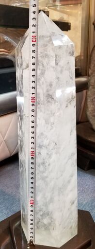 大幅値引き断行！！完璧な六方晶系　天然水晶柱　特注台座付　内包物の美しさに注目
