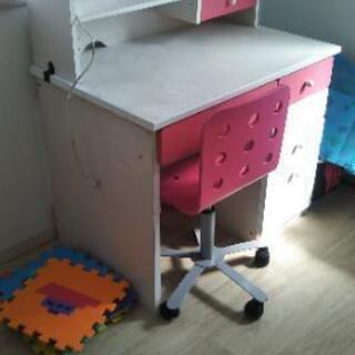 【取引が終了致しました】白とピンクの女の子👧学習机＆椅子のセット...
