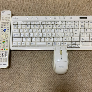 FujiTSUのパソコンキーボードとマウスとリモコン