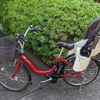 赤い電動アシスト自転車です。