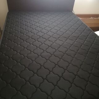 ダブルベッド用マットレス譲ります　Free Mattress f...