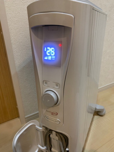 デロンギ‼️オイルヒーター‼️ 冬に備えて如何でしょうか。　空気を汚さず部屋はポカポカです！　多少の値引きは対応致します‼️