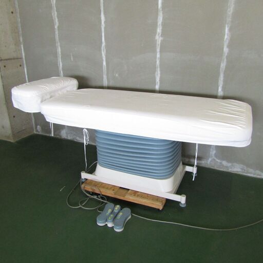 KM152・ 美品 タカラベルモント 電動 昇降 マッサージ ベッド 診察台 整体 整骨 鍼灸院 エステ