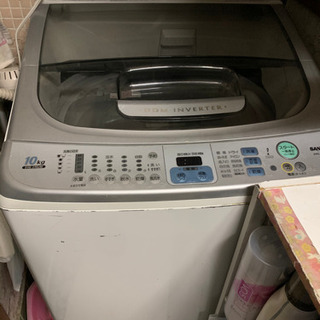 サンヨーの10キロの洗濯機になります。現在も使用中ですので、現役...