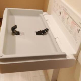 業者向け値下げレストランにあるおむつ台、子供トイレ椅子