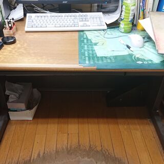 事務机　古いですけど机としては使えます。