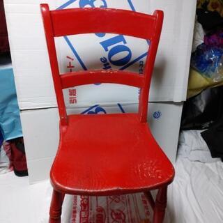 メルヘンチックな紅い椅子になります。(決まりました。)
