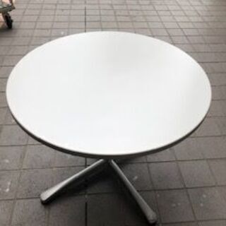 スチール製の丸いテーブル(ご希望でしたら、椅子も無料でつけられます）