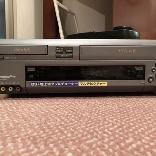 VHSと8mmビデオ（故障あり）