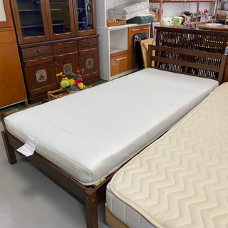 マットレス付きのシンプルなシングルベッド