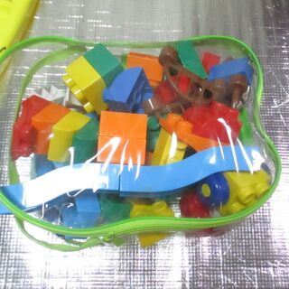 小さい子用の　やや大きなレゴです　ビニール袋が　1か所破けています　