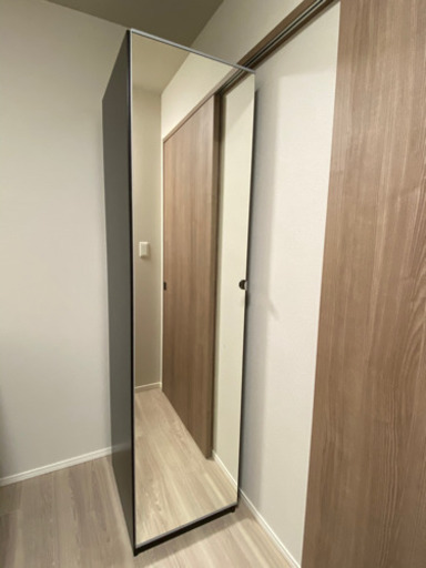 【IKEA】全身が見えるミラー扉付き収納棚
