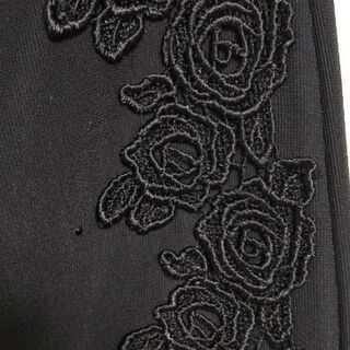 薔薇刺繍のパンツ　黒　新品未使用