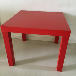 IKEA 赤いテーブル