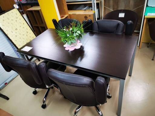 オフィス用のテーブル、引き置き付きチェア4脚のセット