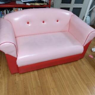 ピンクとレッドのソファー