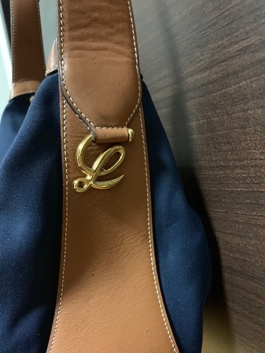 ロエベの紺色バッグ
