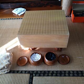 値下げしました】厚みのある囲碁盤 碁石などセット