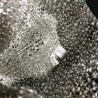 アンテプリマ 白＆シルバー フラワーモチーフ ワイヤーバッグ