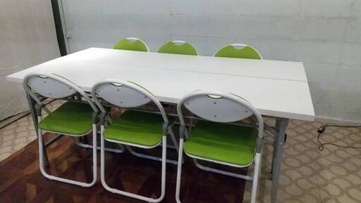 折りたたみテーブル（白）×2 折りたたみパイプ椅子（イエローグリーン）×8セット