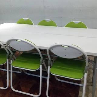 折りたたみテーブル（白）×2　折りたたみパイプ椅子（イエローグリ...