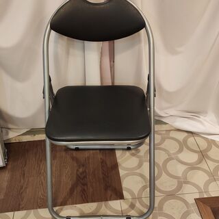 黒いパイプ椅子A