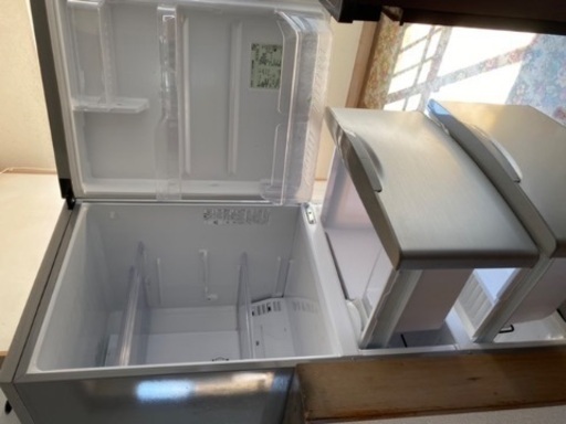 冷蔵庫　AQUAノンフロン冷凍冷蔵庫　264L AQR-261B