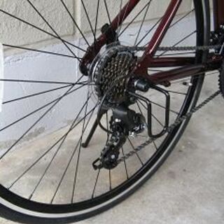 〔新品格安〕アルミフレームクロスバイク（ルーツＬ２１、ワインレッド・２１段変速・７００－２８Ｃ）