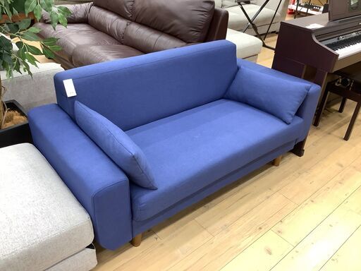 鮮やかなブルーの2人掛けソファーです！