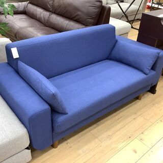 鮮やかなブルーの2人掛けソファーです！