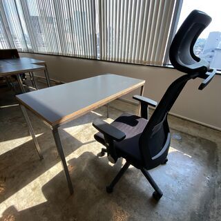 オフィス用家具 リモートワークに◎ 重厚感があってカッコいい特注デスク