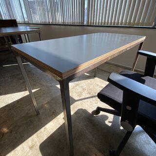 リモートワークに◎ 重厚感があってカッコいい特注デスク＆ハイバック