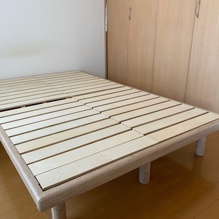 ベッドのフレーム (Bed frame)