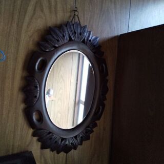 木彫り枠の鏡