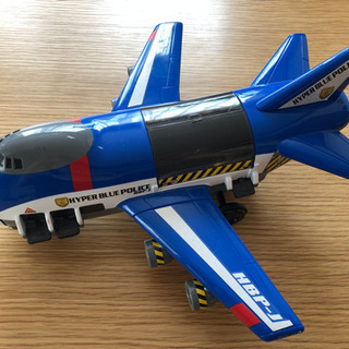 トミカが載せられる飛行機のおもちゃ　ハイパーブルーポリス
