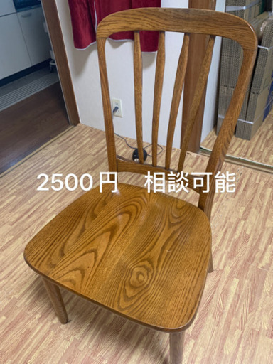 ダイニングテーブルと木製椅子