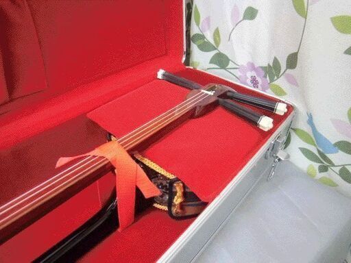 21.000円　沖縄三線専用二丁入アルミケース、透明塗棹、胴巻きセット