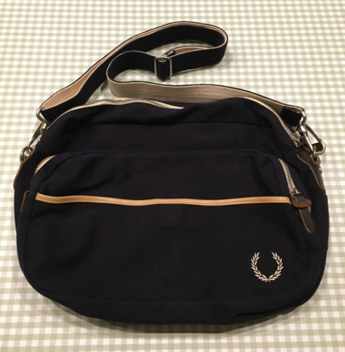 FRED PERRY 座り込む ドラムバッグ 美品 FRED PERRY 座り込む ドラムバッグ 美品