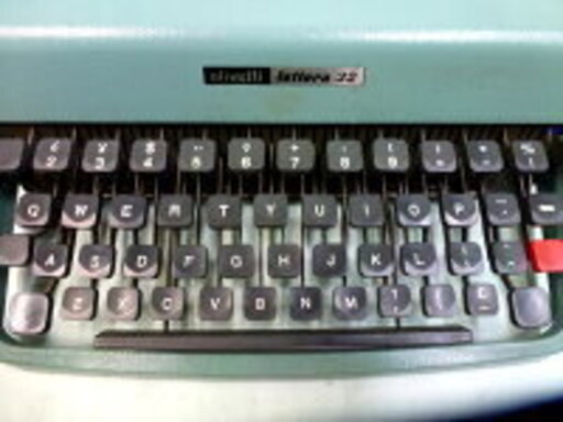 オリベッティ・タイプライター レッテラ32 (olivetti Lettera32)　ドイツ語表記できます