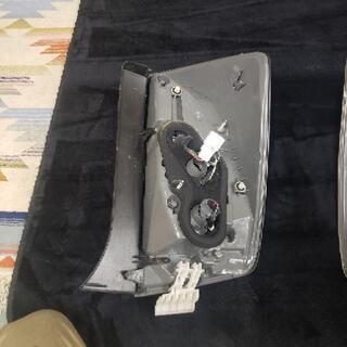 30プリウス後期純正テール