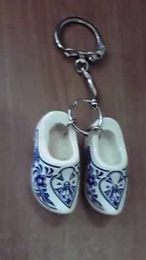 キーホルダーamsterdamオランダ 民族衣装風風車柄木製靴型 竜のポッケ 宿河原のその他の中古あげます 譲ります ジモティーで不用品の処分