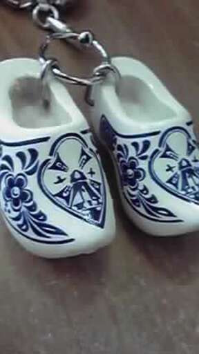 キーホルダーamsterdamオランダ 民族衣装風風車柄木製靴型 竜のポッケ 宿河原のその他の中古あげます 譲ります ジモティーで不用品の処分